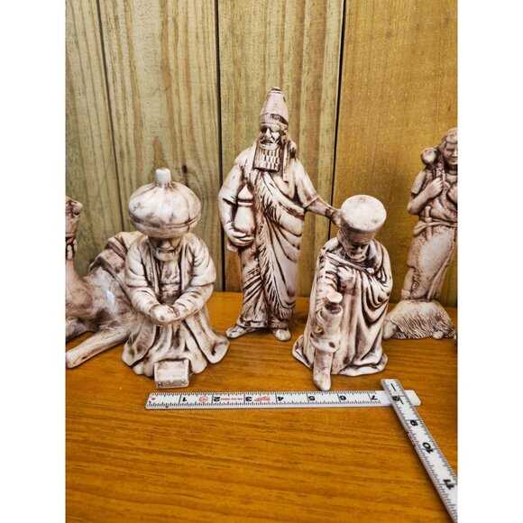 Hand-Painted Ceramic Nativity Scene Set With 12 Figurines Including Holy Family - Picture 11 of 16
